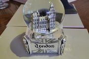 London musical glitter globe