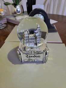 London musical glitter globe
