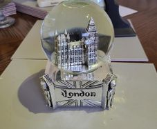 London musical glitter globe
