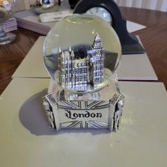 London musical glitter globe