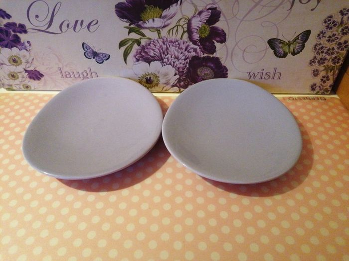 2 purple dishes