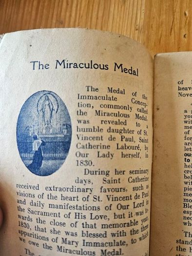 THE IDEAL MISSAL 1936 PLUS 4 BOOKLETS 1940-60s. Missal in poor condition BOOKLETS in good condition.  See photos for same.