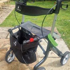 Lightweight foldable rollator