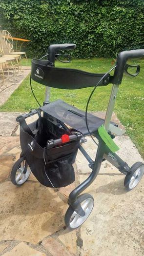 Lightweight foldable rollator