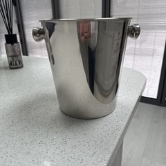 Ice bucket