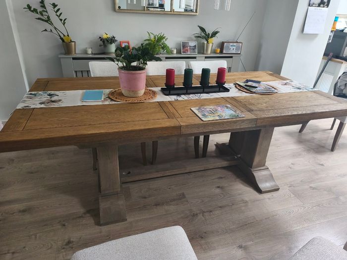 Extending dining table