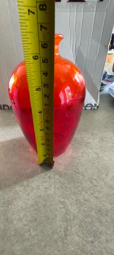 3 DIFFERENT ITMES- 1- Vintage Tangerine Orange Glass Vase. 28.00 euro. 2- Clear cut crystal or pressed glass with a spiral/ribbed optical design.15.00 euro. 3- Small bowl murano style as trinckelt dish or decoertive piece 25.00 euro.