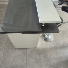 kitchen island  and 2 stools