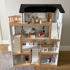 Petite Amelie dolls house