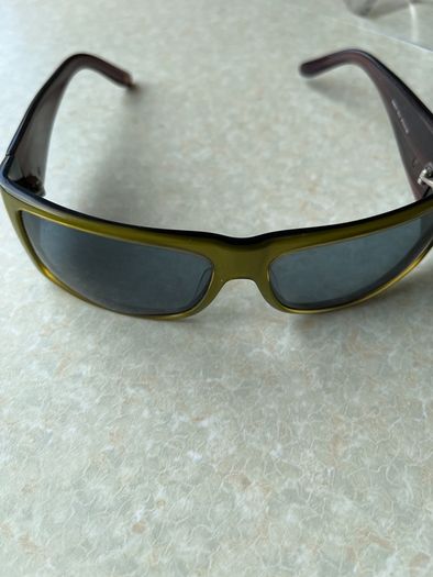 Vintage Guess sunglasses with Olive Green frame & redish Tempkearm