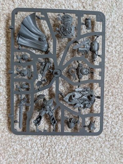 Captain with relic shield Warhammer 40k