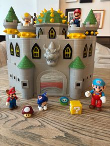 Super Mario Bowsers Castle & Characters