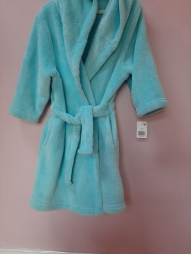 new childs dressing gown 5/6 yrs tag attached