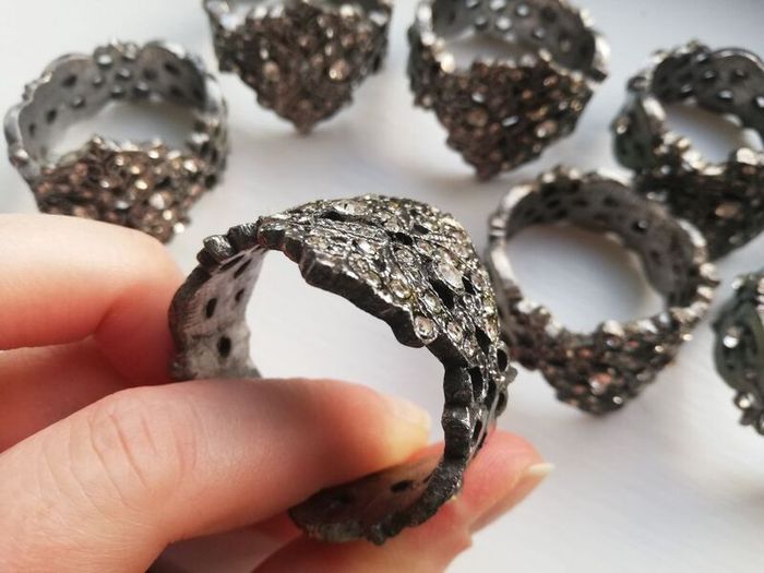 Set of 8 x matching metal / gem napkin rings
