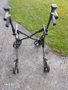 ROLLATOR ANS-18-122-90087, supports up to 150KG, seat not available for it, but I am sure can be Purchased seperately