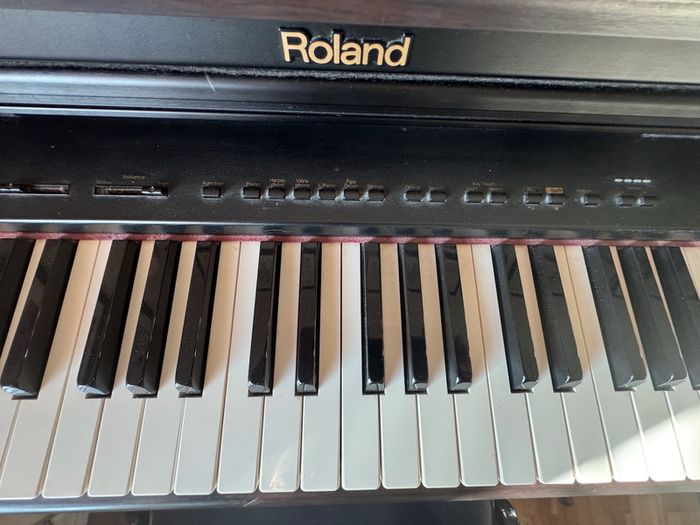 Roland HP-236 88-Key Digital Piano + Roland Sustain Pedal + Piano Bench