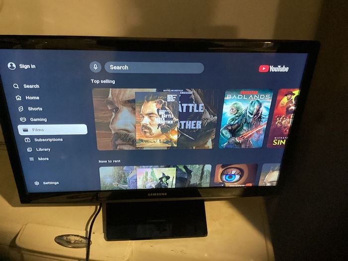 24 Inches Samsung Smart Television, SMART TV with USB, 2 HDMI, Scart, WIFI connectivity, etc Barely used.