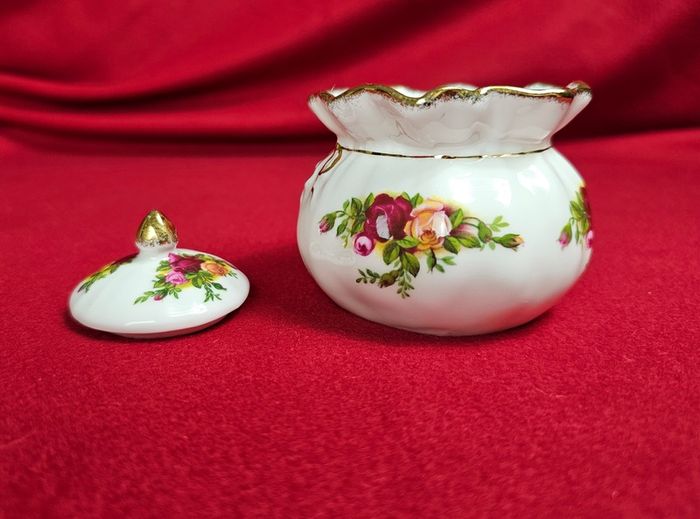 Royal Albert Old Country Roses Dorothy pot