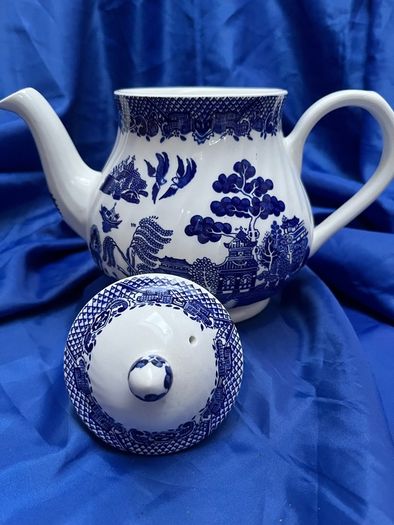 Barratts Blue Willow teapot