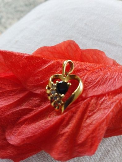 18 CT Gold pendant with Natural Sapphire and  diamonds