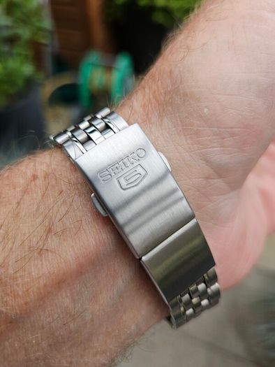 Watch Seiko 5 Automatic.