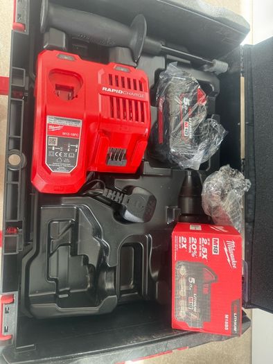 Milwaukee 5Ah battery and charger