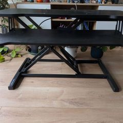 Adjustable desk