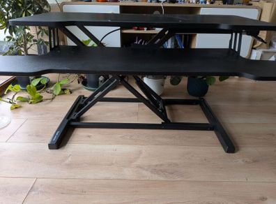 Adjustable desk