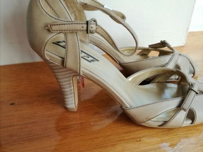Escape Shoes Size 6