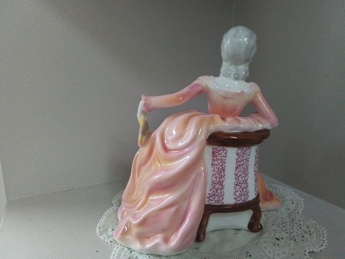 Coalport Figurine Ladies of Fashion  "Polly"