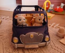 Sylvanian family 9 seater van