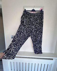 Ladies Black & White Trousers from Yours. Size UK 22-24 / EU 50-52