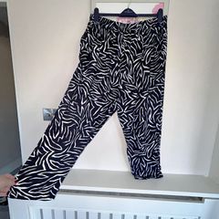 Ladies Black & White Trousers from Yours. Size UK 22-24 / EU 50-52