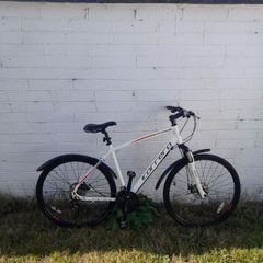 adults carrera hybrid bike