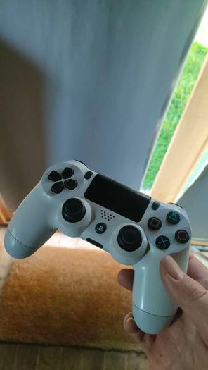 PS4 Pro white