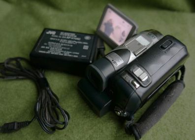 JVC GR-DF460EK Mini DV Camcorder, works well