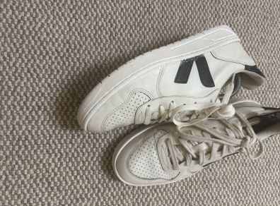 VEJA Men's Campo Trainers in White with Black V - Size 40