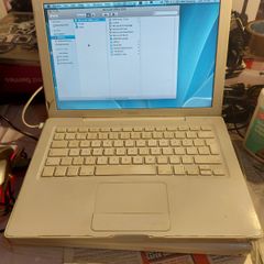 Vintage Apple MacBook, working fine and in reasonable condition for its age. No Charger