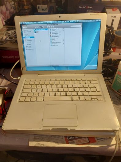 Vintage Apple MacBook, working fine and in reasonable condition for its age. No Charger