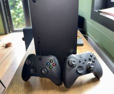 XBOX Series X 1TB & 2 Controllers