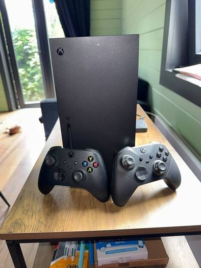 XBOX Series X 1TB & 2 Controllers