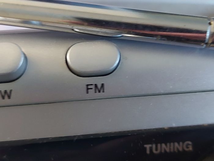 ROBERTS Classic 928, 3 Band Portable Radio with 4 FM Station Presets, Excellent condition, works perfect