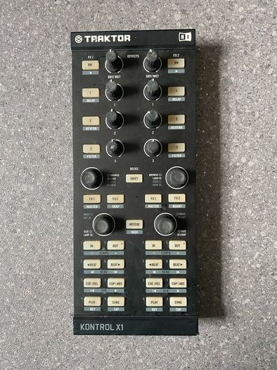 Native Instruments Traktor Kontrol X1 Mk1 Dj Controller