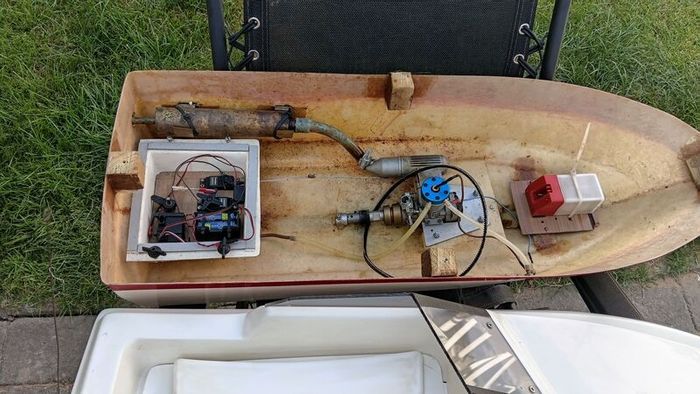 Radio controlled model boat