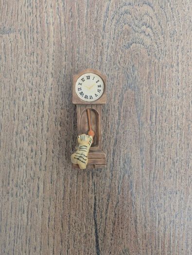 5 miniatures for collectors or dollhouses