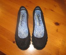 NEW Sketchers.....black size 4