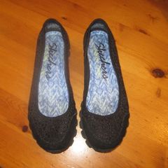 NEW Sketchers.....black size 4