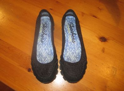 NEW Sketchers.....black size 4