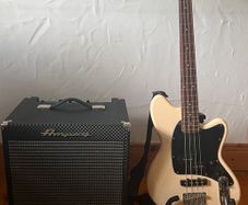 Bass Guitar Ibanez TMB30 Talman with Amp