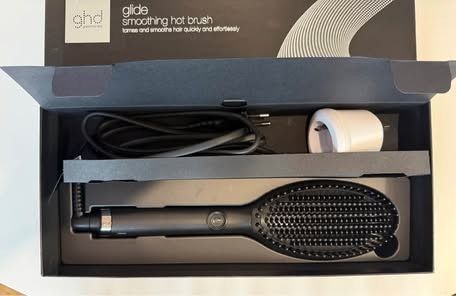 ALMOST NEW GHD Glide Smoothing Hot Brush